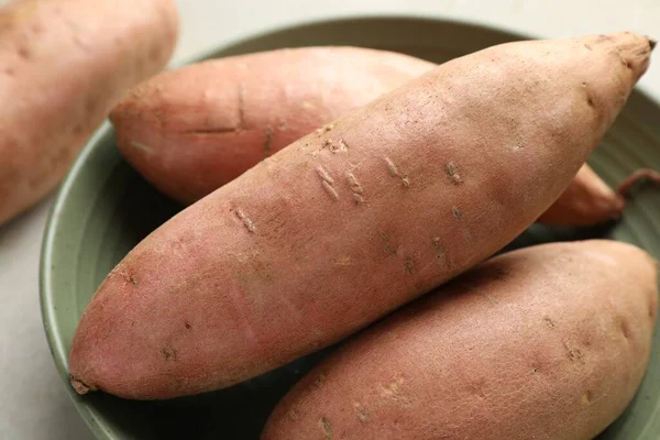 Tabakta çiğ patates, yakın plan.