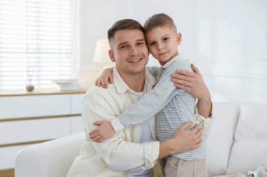 Baba ve oğlunun evdeki portresi.