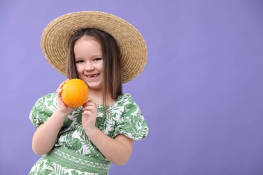 Mor arka planda taze turuncu küçük kız, mesaj için boşluk