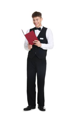 Beyaz arka planda sert kapaklı menüsü olan üniformalı garson.