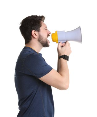 Hakem beyaz arka planda megafonla bağırıyor