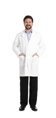 Beyaz arka planda ceketli gülümseyen eczacı.