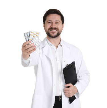 Paltoyla gülümseyen eczacı ve beyaz arka planda hapların kabarcıkları.