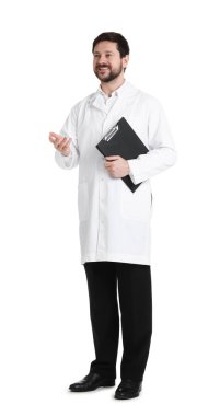 Beyaz arka planda panosu olan gülümseyen eczacı.