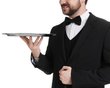 Beyaz arka planda boş tepsiyle takım elbiseli, gülümseyen garson.