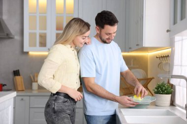 Mutfakta bulaşık takımı var. Ev işleri.