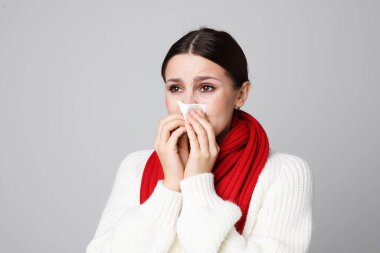 Hafif arka planda burnu akan bir kadın. Soğuk Semptom