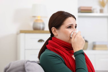 Evde burnu akan bir kadın. Soğuk Semptom