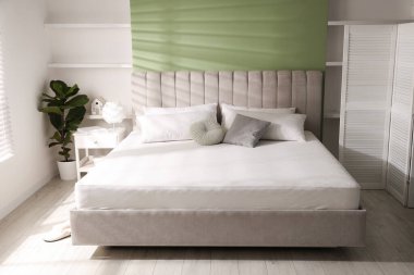 İçerideki yatakta ortopedik yatak ve yastıklar.