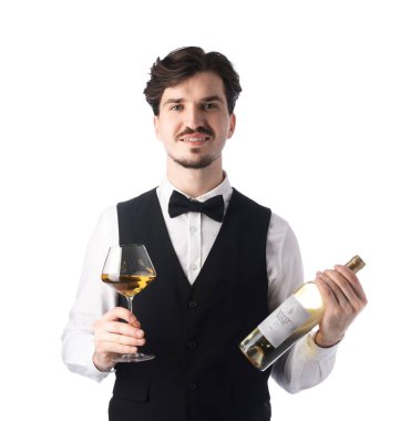Beyaz arka planda şarap ve şişe kadehi olan profesyonel şarap garsonu.