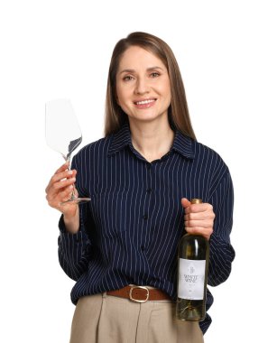 Beyaz arka planda cam ve şarap şişesi olan profesyonel şarap garsonu.