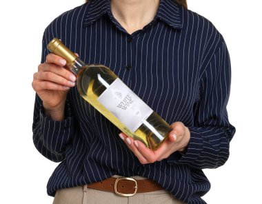 Beyaz arka planda şarap şişesi olan profesyonel şarap garsonu, yakın plan.