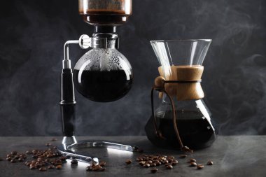 Sıcak içecek, fasulye ve cam kimya kahve makineli vakum kahve makinesi. Gri masada, yakın plan.