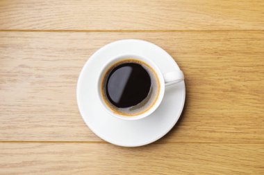 Aromatik kahve, tahta masada, üst tarafta.