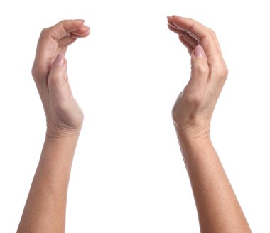 Beyaz arka planda bir şey tutan kadın, yakın plan.