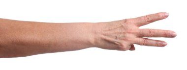 Beyaz arka planda parmakları olan üç numarayı gösteren kadın, yakın plan.