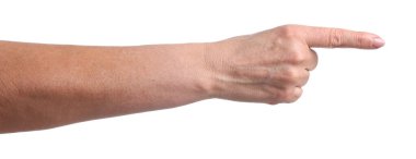 Beyaz arkaplanda bir şeye işaret eden kadın, yakın plan