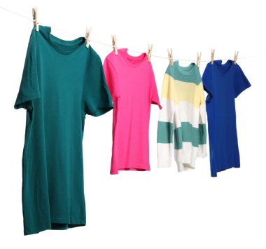 Çamaşır ipini beyaz arka planda tutarken farklı giysiler kuruyor