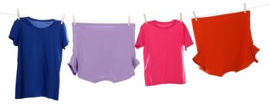 Çamaşır ipini beyaz arka planda tutarken farklı giysiler kuruyor