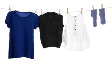 Çamaşır ipini beyaz arka planda tutarken farklı giysiler kuruyor