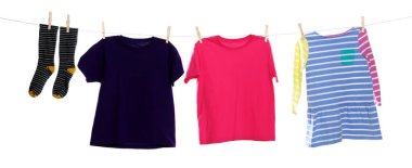 Çamaşır ipini beyaz arka planda tutarken farklı giysiler kuruyor