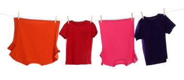 Çamaşır ipini beyaz arka planda tutarken farklı giysiler kuruyor