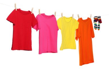 Çamaşır ipini beyaz arka planda tutarken farklı giysiler kuruyor