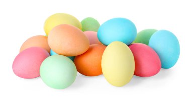 Mutlu Paskalyalar. Birçok parlak renkli yumurta beyaza izole edilmiş.