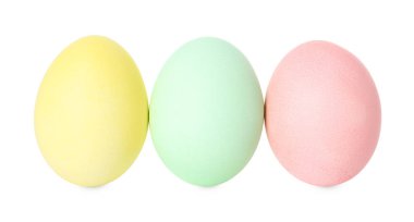 Mutlu Paskalyalar. Birçok parlak renkli yumurta beyaza izole edilmiş.