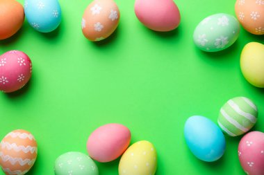 Yeşil arka planda güzel dekore edilmiş Paskalya yumurtaları, düz. Metin için boşluk