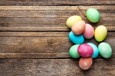 Tahta masanın üzerinde güzel süslü Paskalya yumurtaları var. Metin için boşluk