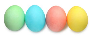 Boyalı Paskalya yumurtaları beyaza izole edilmiş, üst manzara