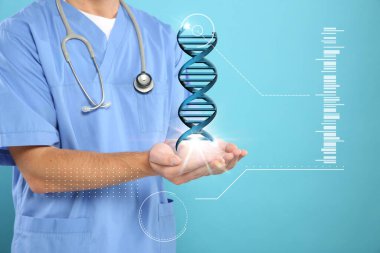 Doktor açık mavi arkaplanda sanal DNA çift sarmal tutuyor.