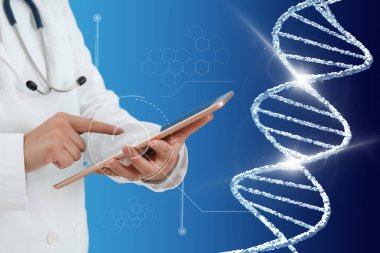 Açık mavi arka planda tablet bilgisayar kullanan doktor, yakın plan. Sanal DNA, sağlık çalışanlarının yanında çift sarmallı.