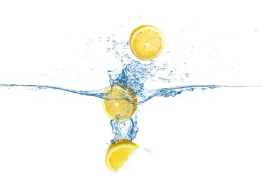 Taze limonlar beyaz arkaplana karşı suya düşüyorlar