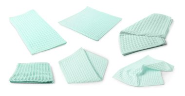 Turkuaz waffle havlusu beyaz üzerine izole edilmiş.