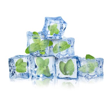 Beyaz üzerine izole edilmiş buz küplerindeki taze nane yaprakları.