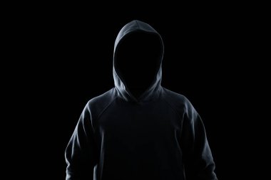 Siyah arka planda kimliği belirsiz bir adam. Suç kavramı