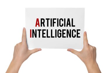 Beyaz arkaplan üzerinde Yapay Zeka yazılı kart tutan kadın, yakın plan