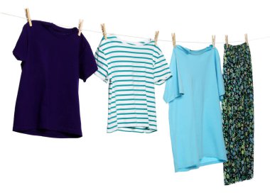 Çamaşır ipini beyaz arka planda tutarken farklı giysiler kuruyor