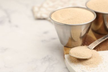 Beyaz mermer masada kuru maya, yakın plan. Metin için boşluk