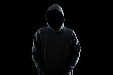 Siyah arka planda kimliği belirsiz bir adam. Suç kavramı