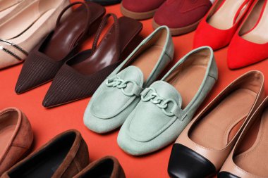 Mercan zemin üzerinde farklı güzel ayakkabılar, yakın plan