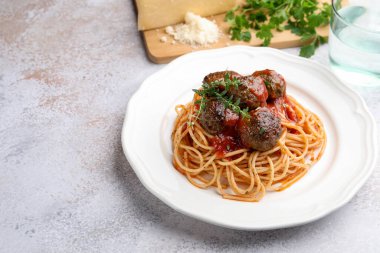 Işık masasında köfteli leziz makarna, yakın plan. Metin için boşluk