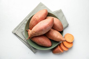 Beyaz masada çiğ patates, üst manzara.
