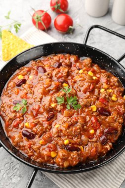 Lezzetli chili con carne servis edilmiş gri masa, yakın plan.
