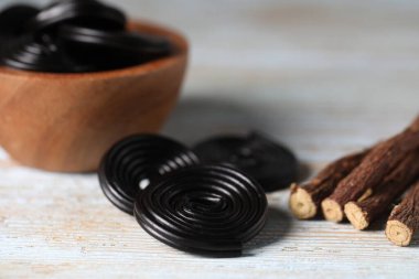 Kavanozda doğal meyan kökleri, ahşap masada, yakın plan.