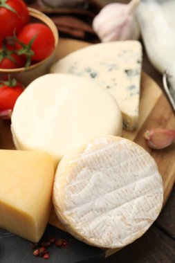 Ahşap masada servis edilen farklı taze süt ürünleri.