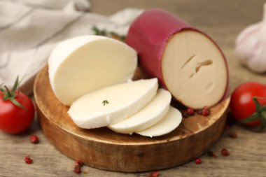 Ahşap masada servis edilen farklı taze süt ürünleri.