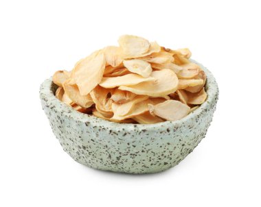 Beyaz tenceredeki kurutulmuş sarımsak taneleri.